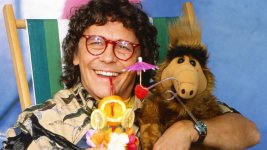 tommi-piper-mit-einer-alf-puppe-2.jpg tommi-piper-mit-einer-alf-puppe-2.jpg