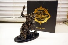 World-of-Warcraft-10-Jahres-Geschenk-Orc-Statue-und-Karton.jpg