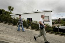 steepest-residential-street-in-the-world-baldwin-street-dunedin-new-zealand-guiness-world-record.jpg