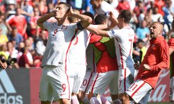 Robert-LEWANDOWSKI-POL-provoziert-mit-seiner-Gebaerde-die-schweizer-Fans-Fussballfans-kollektive.jpg